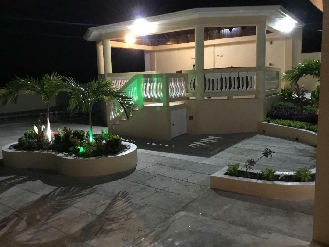 Cool Breeze Discovery Bay Exterior photo